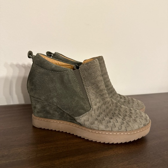 Sofft Women's Slayton Green Suede wedge Ankle Boot Size US 9.5 - Picture 1 of 9